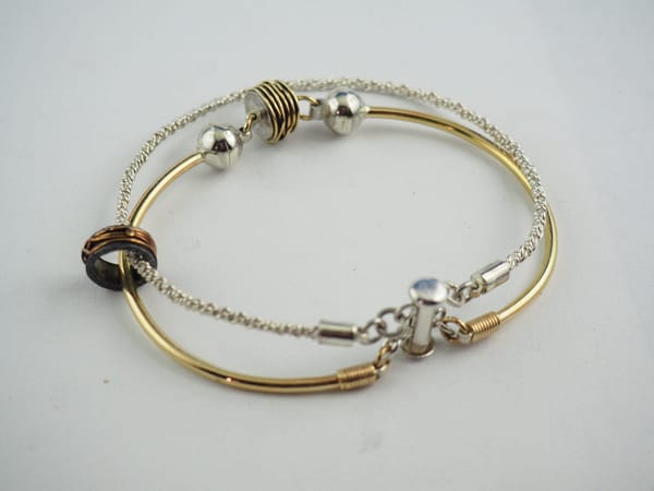 Bratara dama aur Bratara dama aur galben 14k si argint 925, din doua bucati cu inchidere magnetica.