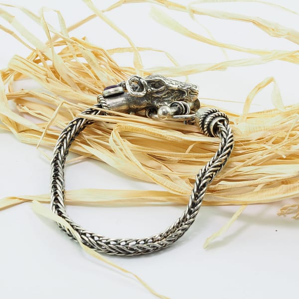 Bratara Dacica Ram Head profil Bratara dacica Ram Head, unicat lucrata manual din argint 925 cu piatra naturala ametist mov.Capul de berbec este sculptat iar lantul impletit in argint.Inchizatoarea foarte rezistenta.