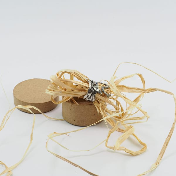 Inel Lup Dacic cu Safir semiprofil Inel Lup Dacic, unicat, reglabil lucrat integral manual din argint 925 cu safir albastru cabuchon de 2ct.Inelul simbolizeaza dragonul Dacic de lupta.