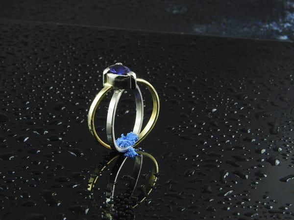OLYMPUS DIGITAL CAMERA Inel din aur si platina cu safir albastru-violet, unicat, realizat exclusiv manual din platina 950 si aur 585. Piatra centrala este safir albastru-violet natural, forma para.