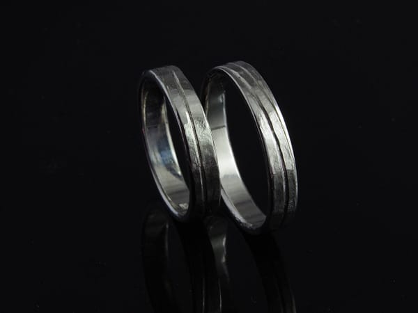 Verighete din platina Verighete din platina, unice, cu un design minimalist si elegant, realizate exclusiv manual.