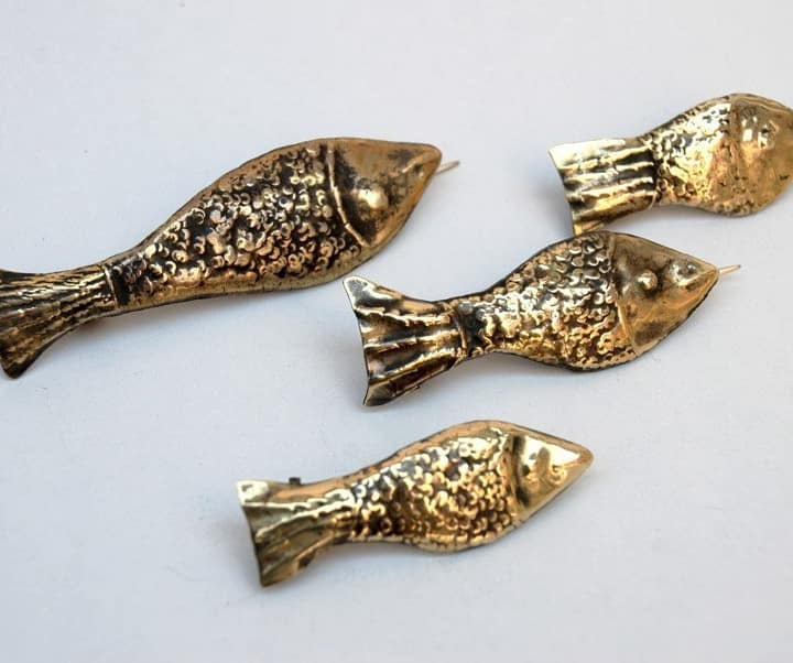 Brosa aur galben lucrata manual in tehnica repoussage din aur galben in forma de peste, brosa handmade