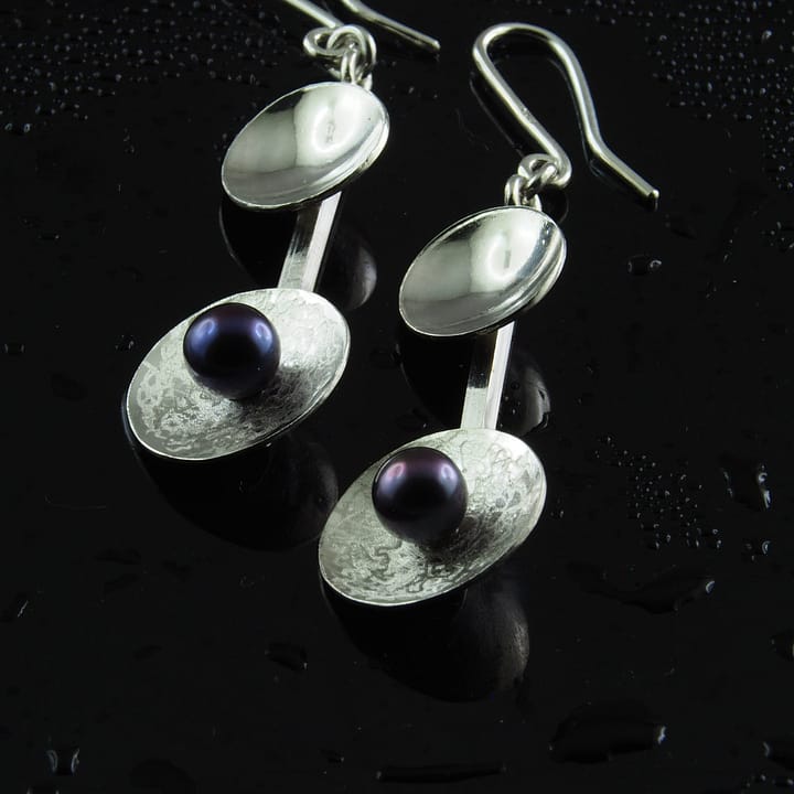 Cercei argint lungi Black Pearl. Cercei argint lungi lucrati manual din argint 925 si perle naturale.Unicat!