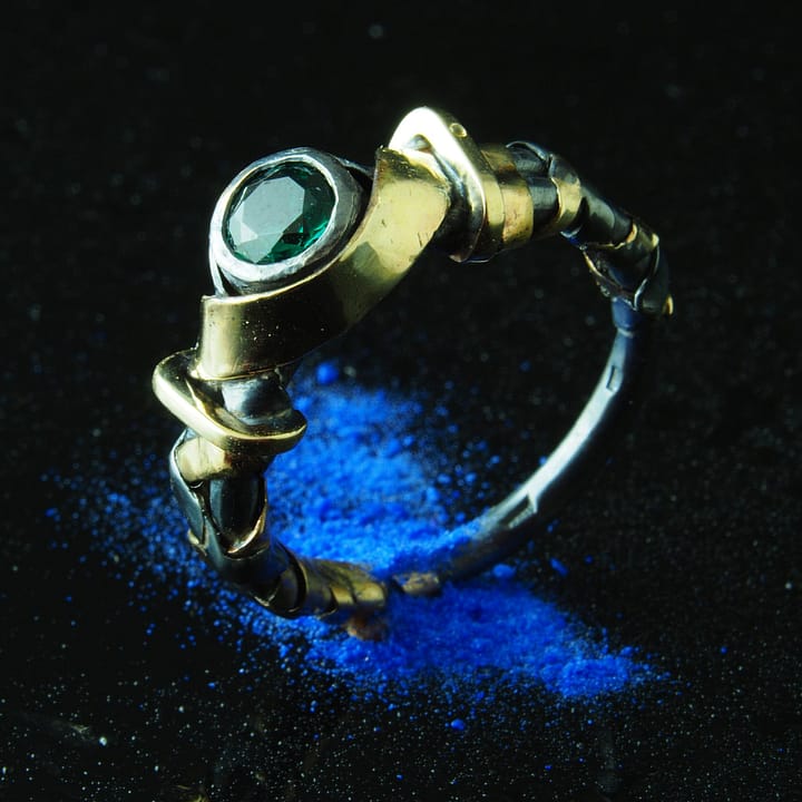 inel de logodna din argint 925 cu patina speciala neagra si cu elemente decorative din aur galben si piatra verde