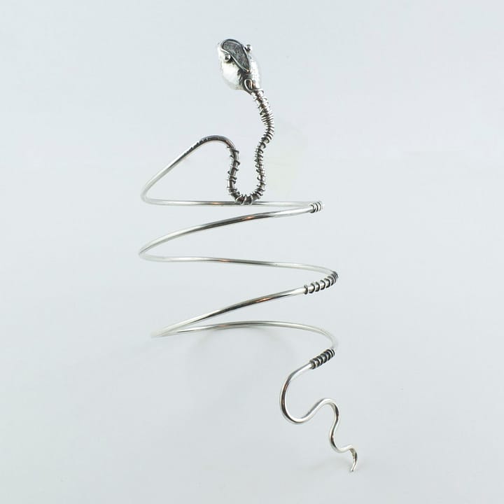 Bratara sarpe argint, formata din trei cercuri continue de argint in forma de sarpe se poate purta si pe brat