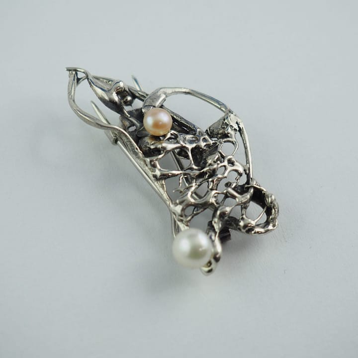 Brosa perle din argint 925, cu o perla naturala de cultura alba si o perla champagne