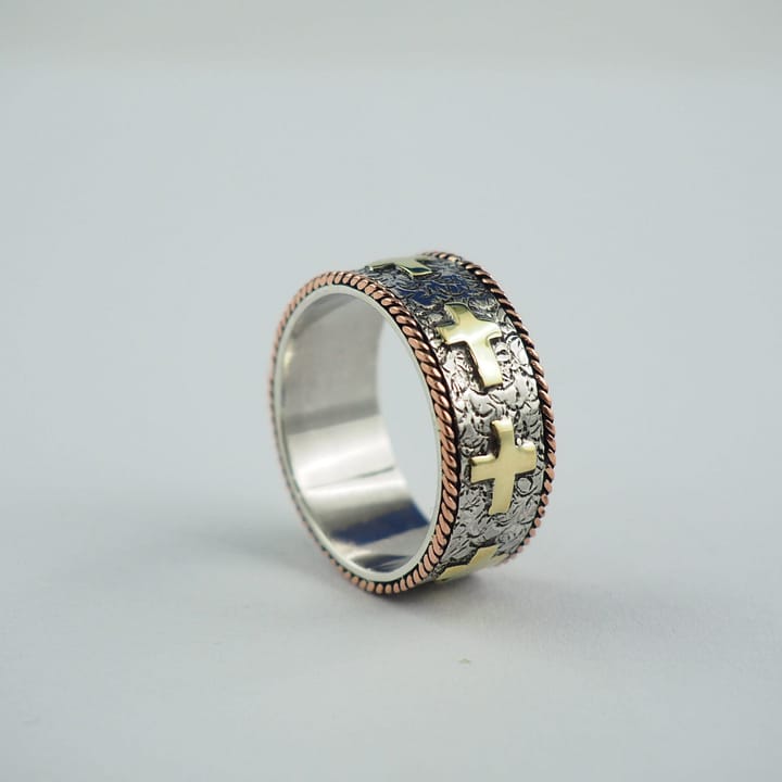 Inel cruce lucrat manual din argint 925, cupru impletit pe margine si cruciulite traforate din aur galben de 14 k.Cu model embosat.