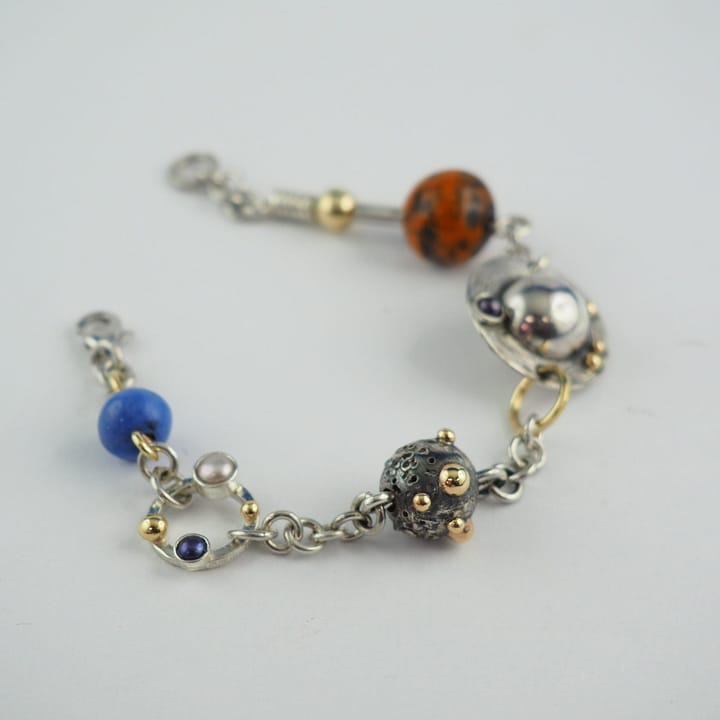 Bratara Planete din aur 585, argint 925 cu email si perle. Bratara lucrata manual ce reprezinta planete din sitemul solar: Pamant, Saturn, Marte, Luna