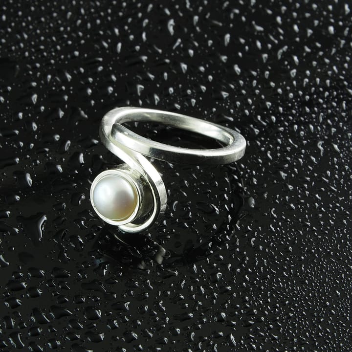 Inel cu perla din argint 925 si perla naturala de cultura alba. Inel de logodna lucrat manual.