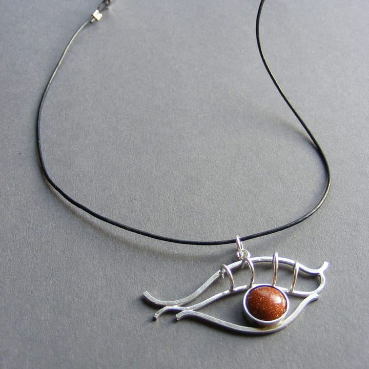 Pandantiv ochi din argint 925 in forma de ochi stilizat cu piatra soarelui.Bijuterie de autor.