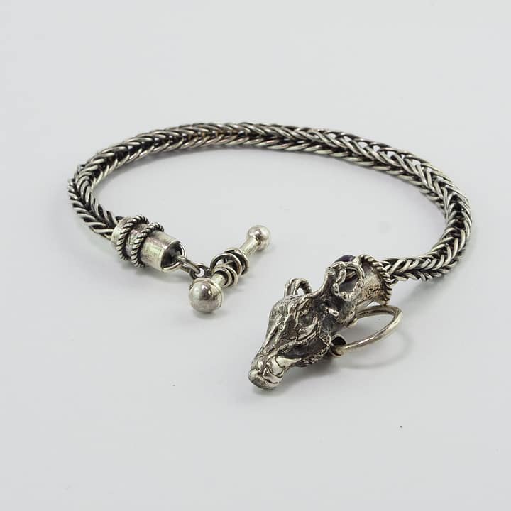 Bratara dacica Ram Head, unicat lucrata manual din argint 925 cu piatra naturala ametist mov.Capul de berbec este sculptat iar lantul impletit in argint.Inchizatoarea foarte rezistenta.