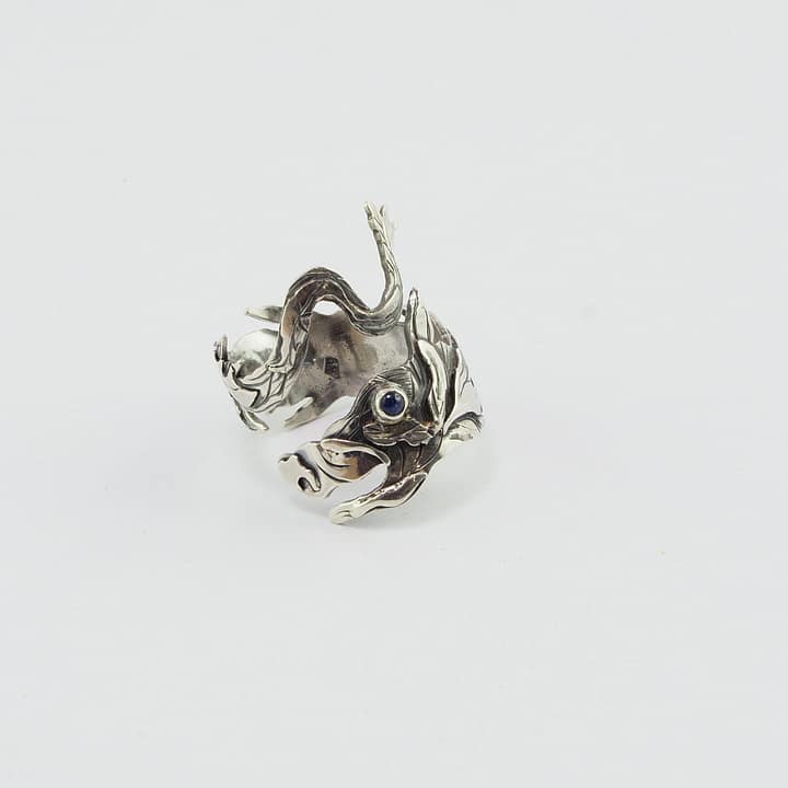 Inel Lup Dacic, unicat, reglabil lucrat integral manual din argint 925 cu safir albastru cabuchon de 2ct.Inelul simbolizeaza dragonul Dacic de lupta.