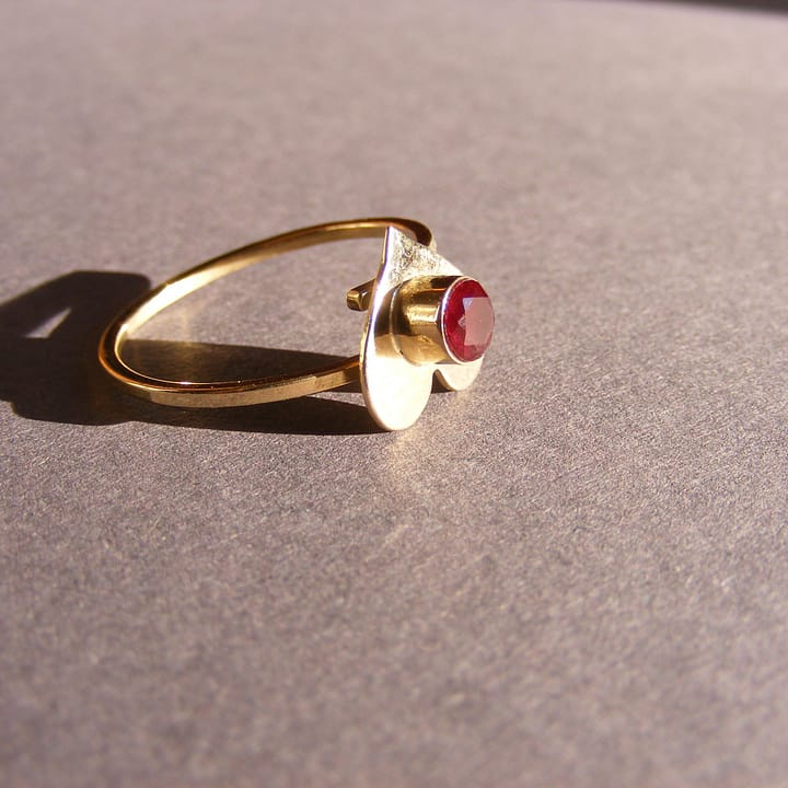 Inel Aur cu Inimioara Reglabil lucrat integral manual din aur galben de 14k si piatra Cubic Zirconia rubin rosu fatetat.