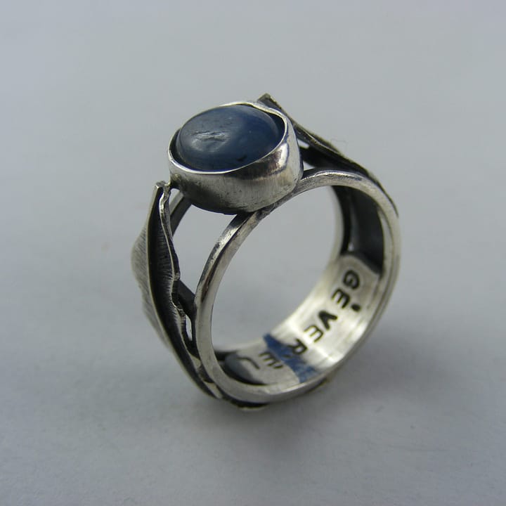 Inel cu pene din argint 925 cu jad albastru cabuchon lucrat manual.