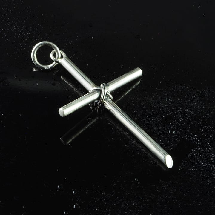 Cruciulita argint, unicat, realizata exclusiv manual din argint 925, cu finisaj lucios.