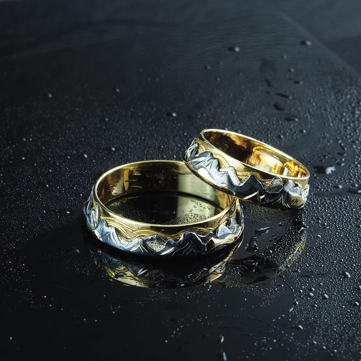 Verighete munte aur si argint, unicat realizate manual, avand ca inspiratie muntele. Verighete gravate in relief manual.