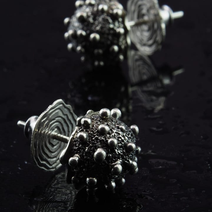 Cerceu argint 925, gen ear studs, unicat, in forma de meteorit, lucrati manual in argint 925 cu patina speciala pentru argint.