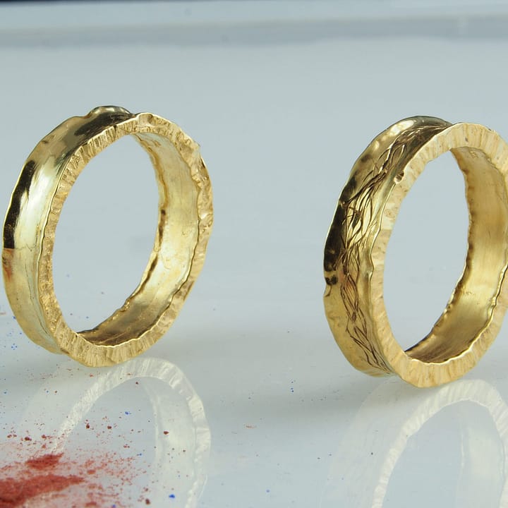 Verighete aur galben, unicat, sculptate manual in ceara pierduta si turnate in aur galben de 18k, gravate manual.