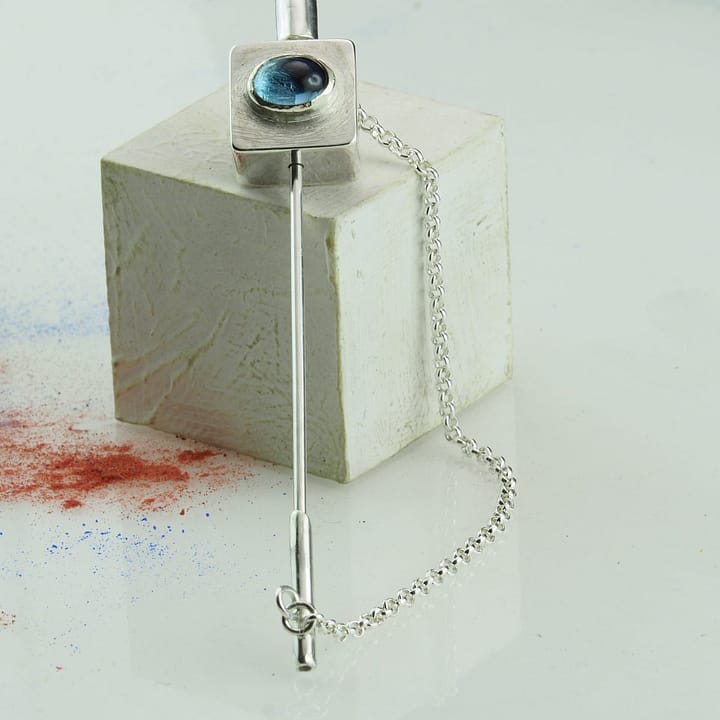 Ac de rever topaz albastru, realizat exclusiv manual din argint 925, cu piatra semipretioasa Topaz albastru Swiss. ac de sacou topaz cu design modern