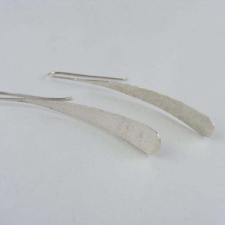 Cercei lungi argint, unicat, realizati manual din argint 925, finisati prin lovituri de ciocan. Cercei moderni, simpli si minimalisti din argint.