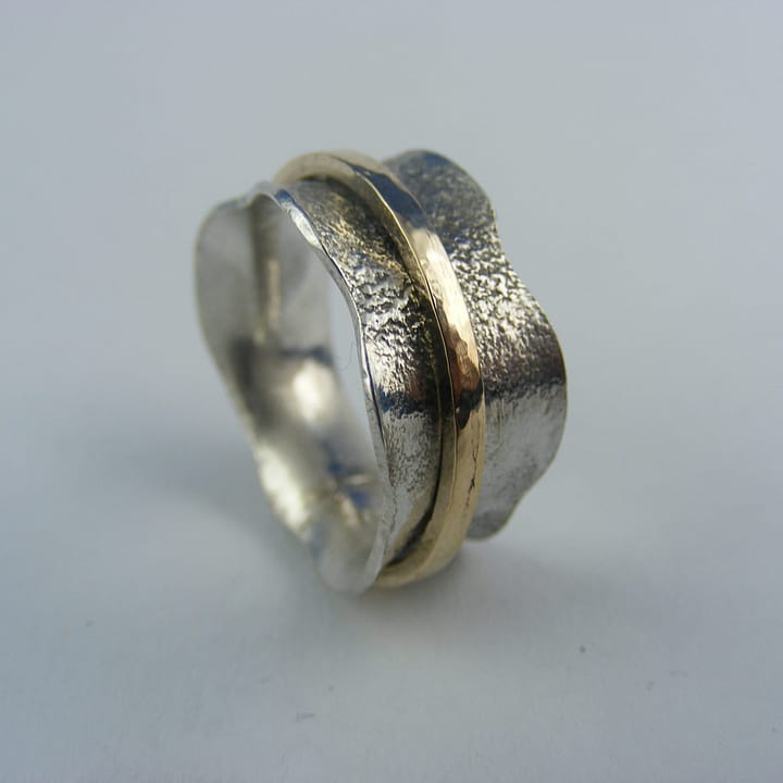 Inel spinner, inel antistres, unicat realizat manual din argint 925 si aur galben de 14k. Inel cu finisaj texturat prin lovituri de ciocan.