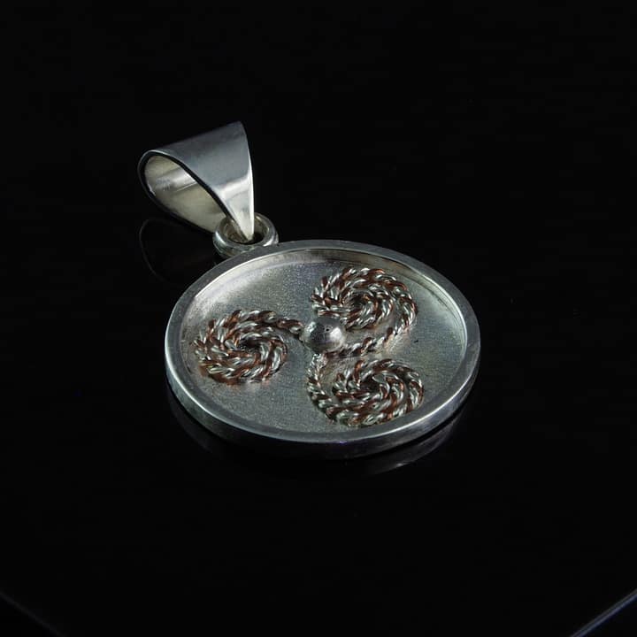 Pandantiv argint rotund, unicat, realizat manual din argint 925, cu elemente din cupru, ce reprezinta triqueta celtica