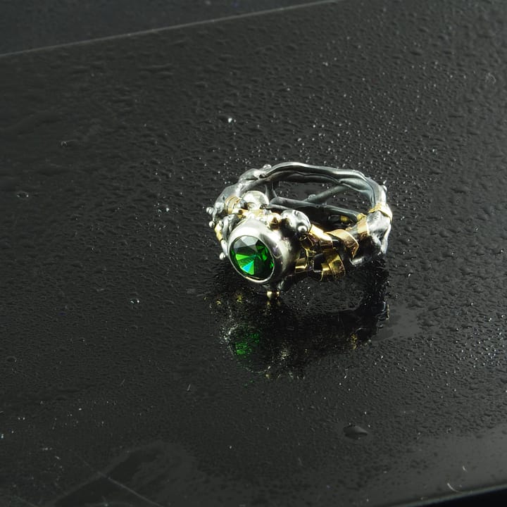 Inel argint cu piatra verde, realizat integral manual din argint 925 cu elemente aplicate din aur 585.