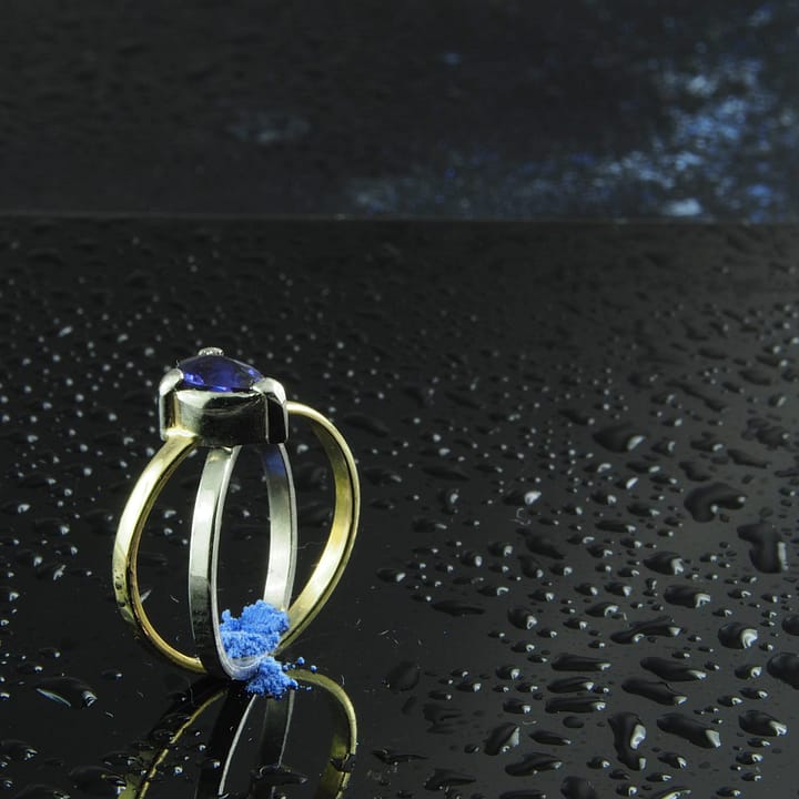 Inel din aur si platina cu safir albastru-violet, unicat, realizat exclusiv manual din platina 950 si aur 585. Piatra centrala este safir albastru-violet natural, forma para.