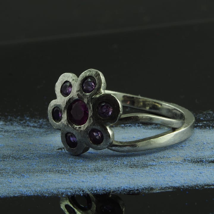 Inel logodna safir roz, cu un design unic,in forma de foare, realizat integral manual din Platina 950, cu piatra centrala Safir roz si secundar ametiste.