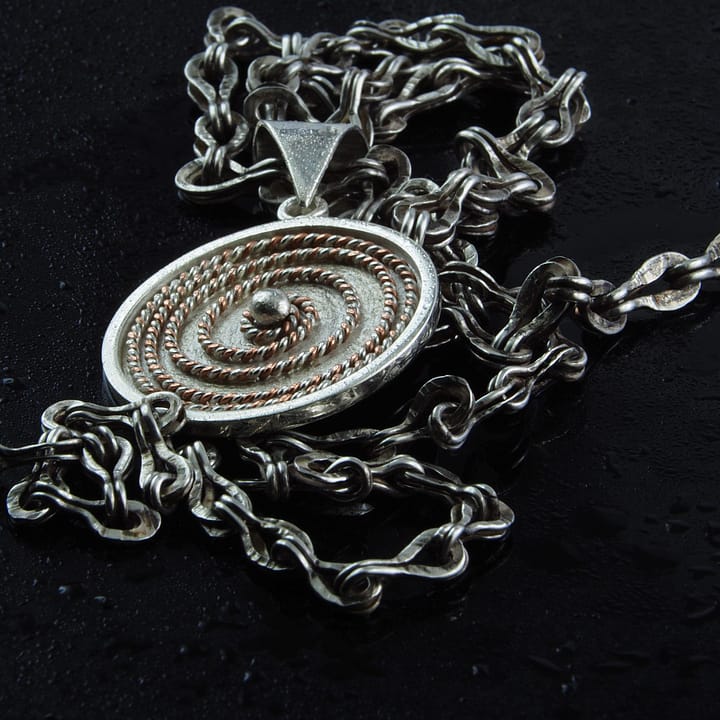 Pandantiv spirala argint, forma rotunda, cu diametru de 3 cm, cu spirala din cupru si argint aplicata.