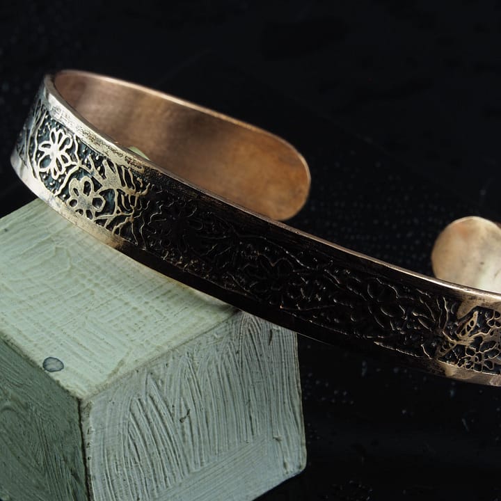 Bratara cupru dama, unicat, realizata manual din cupru si gravata chimic cu motive florale desenate de mana.