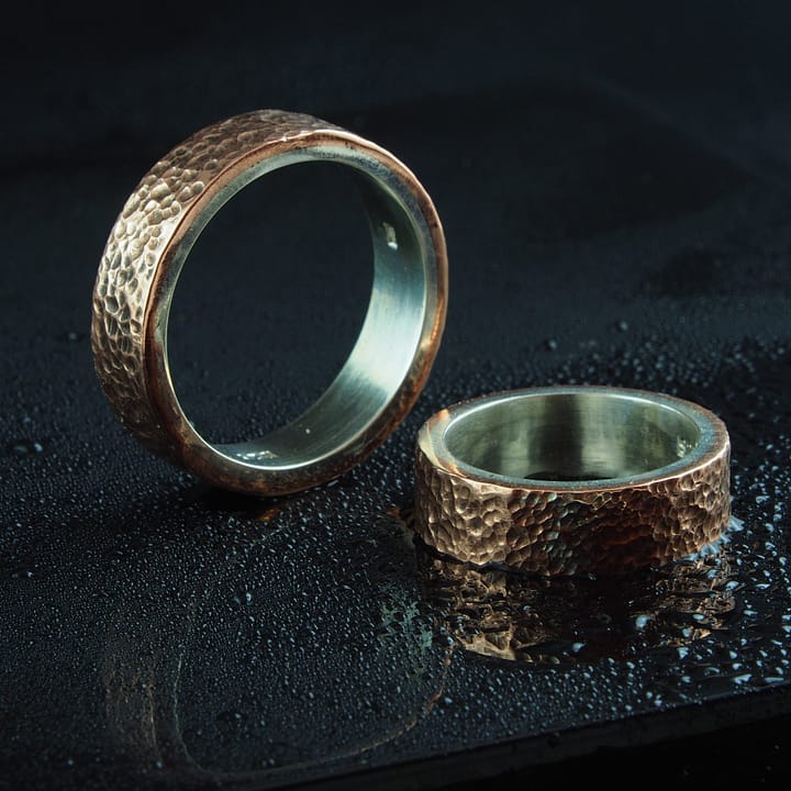 Verighete argint si cupru, unicat, realizate manual, din doua straturi suprapuse, unul din argint 925 si altul din cupru pur, cu un design unic redat prin martelare.