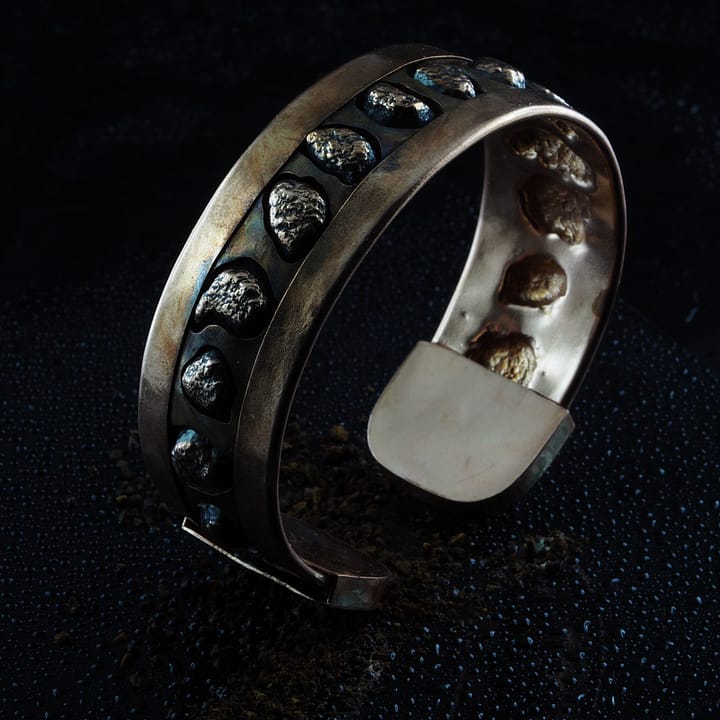 Bratara din cupru, lata, cu elemente batute in repousage, unicat, realizata manual.