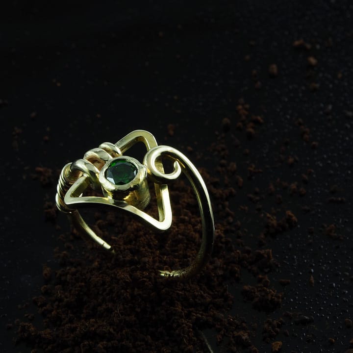 Inel din aur, unicat, realizat manual din aur galben de 14k, cu zirconiu verde. Inel cu detalii geometrice, cu un triunghi frontal care incorporeaza caseta rotunda a pietrei.